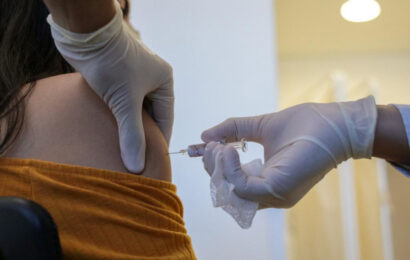 “É uma injeção de ânimo”, diz primeira médica a ser vacinada em SP